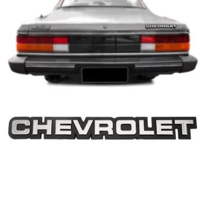 Emblema 'CHEVROLET' - Chevrolet Opala / Monza 1982/1990 - Cromado / Fundo Preto