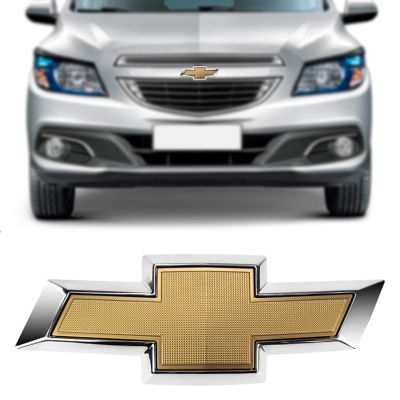 Emblema 'Logo Chevrolet' - Chevrolet Onix / Prisma 2013/2016 - Dourado / Fundo Cromado / Grade Do Radiador