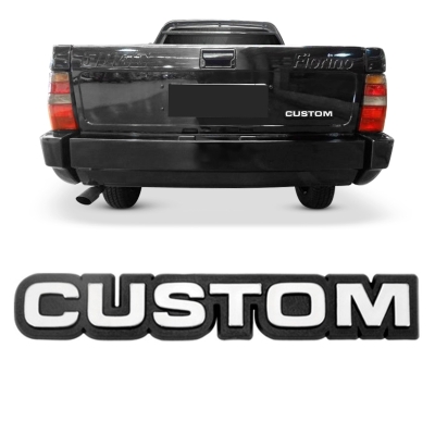 Emblema 'CUSTOM' - Chevrolet D10 / D20 / A20 / C10 / Veraneio / Bonanza 1982/1991 - Cinza / Fundo Preto