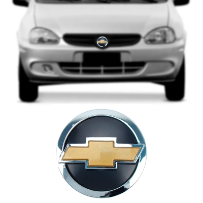 Emblema 'Logo Chevrolet' - Chevrolet Corsa Classic 2003/2016 - Cromado / Gravata Dourada / Fundo Preto / Grade Do Radiador