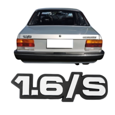 Emblema '1.6/S' - Chevrolet Chevette 1982/1995 - Cromado / Fundo Preto