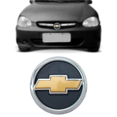 Emblema 'Logo Chevrolet' - Chevrolet Corsa 1996/1999 - Cromado / Gravata Dourada / Fundo Preto / Grade Do Radiador