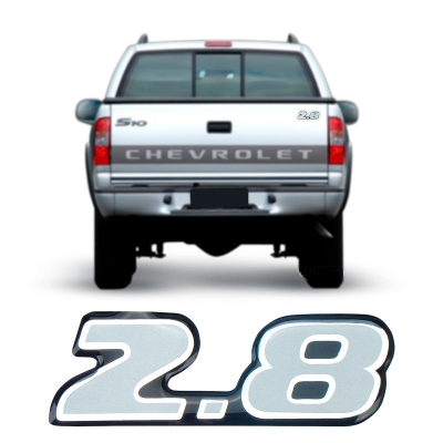 Emblema '2.8' - Chevrolet S10 / Blazer 2003/2005 - Prata / Fundo Preto / Resinado