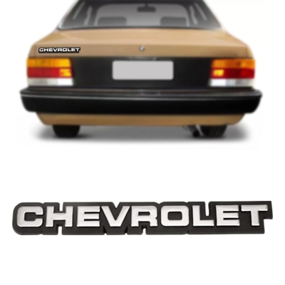 Emblema 'CHEVROLET' - Chevrolet Caravan / Chevette 1982/1990 - Cromado / Fundo Preto