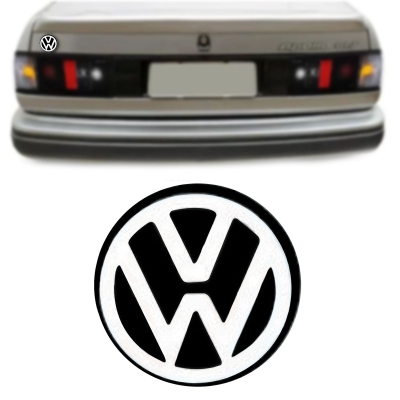 Emblema 'Logo Volkswagen' - Família Volkswagen 1980/1990 - Cromado / Fundo Preto / Pequeno / Porta Malas