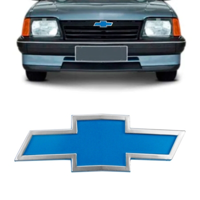 Emblema 'Logo Chevrolet' - Chevrolet Monza 1982/1990 - Azul / Borda Cromada / Grade Do Radiador