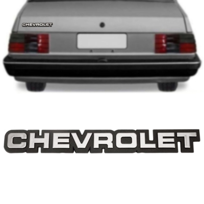 Emblema 'CHEVROLET' - Chevrolet Monza / Opala 1982/1990 - Cromado / Fundo Preto